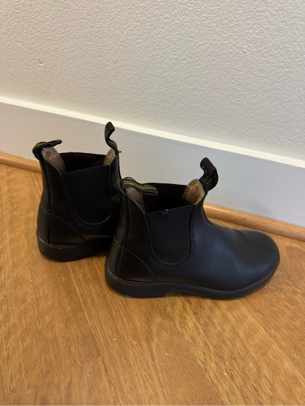 Blundstone Black Chelsea Ankle Boots Vegan Leather Size 8.5 - Picture 2 of 4